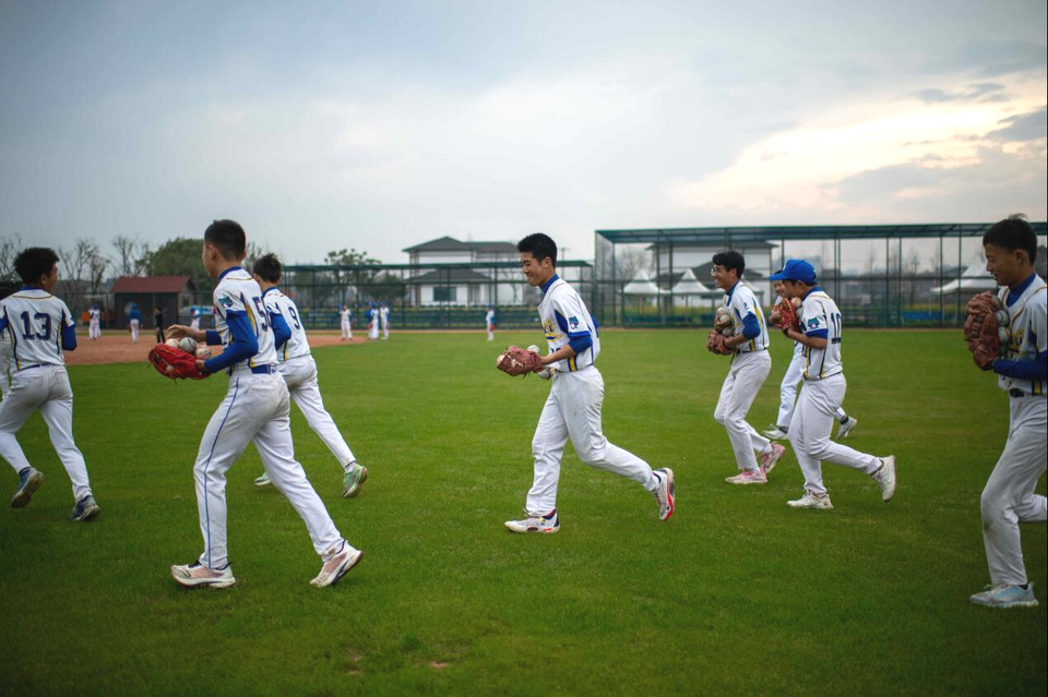 Young players are in a training session in a baseball field in Xujiadai village. (People's Daily Online/Weng Qiyu)