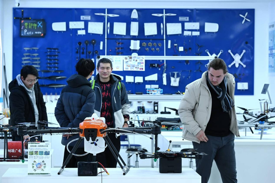 Chinese and foreign merchants buy industrial drones at the Global Digital Trade Center in Yiwu, east China's Zhejiang province. (Photo/Lyu Bin)