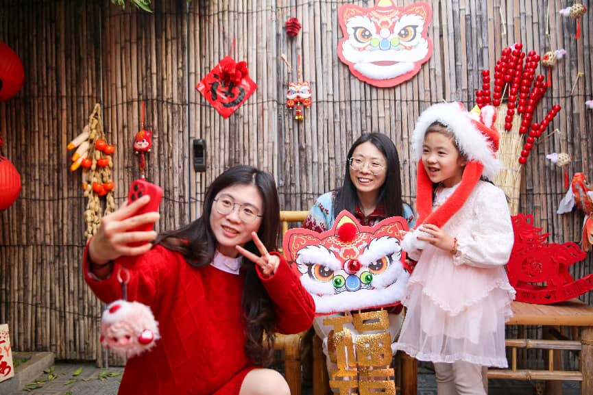 Tourists pose for a picture at a historical block in Rugao, east China's Jiangsu province, Feb. 22, 2026. (Photo/Xu Hui)