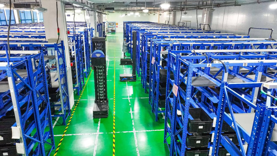 An automated retrieval machine operates in a workshop of a technology company in Fuzhou, east China's Jiangxi province. (Photo/Guo Hao)