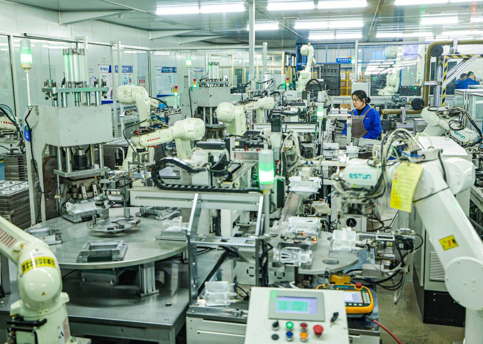 Products are manufactured in an intelligent workshop of a gas metering instrument manufacturer in Rongcheng, east China's Shandong province. (Photo/Li Xinjun)