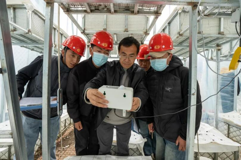 Wang Zhonghong and his students monitor environmental data. (Photo/Awang Nyima)