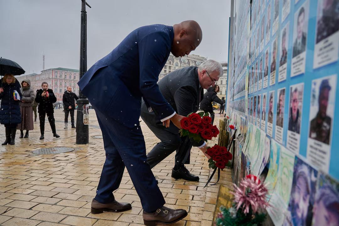 Le ministre ukrainien des Affaires étrangères, Andrii Sybiha, et son homologue ghanéen, Samuel Okudzeto Ablakwa, visitent le Mur du Souvenir des Morts pour l'Ukraine, situé devant la cathédrale Saint-Michel, à Kyiv, en Ukraine, le 25 février 2026, en pleine attaque russe contre l'Ukraine. Photo : Taras Spivak/Service de presse du ministère des Affaires étrangères d'Ukraine/REUTERS.