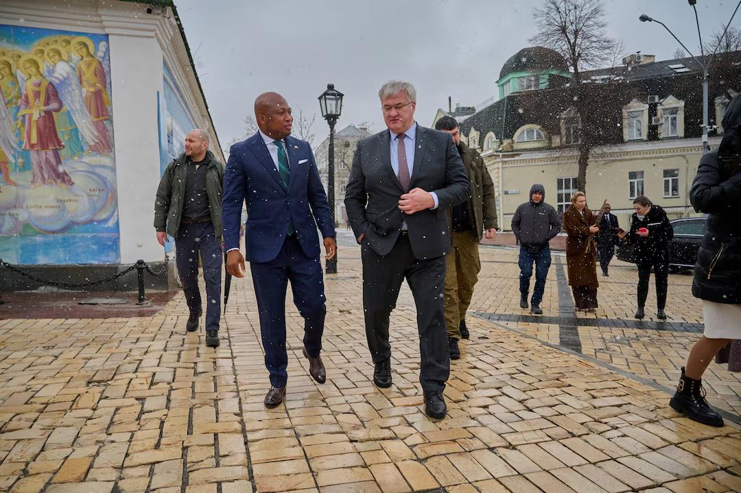 Le ministre ukrainien des Affaires étrangères, Andrii Sybiha, et son homologue ghanéen, Samuel Okudzeto Ablakwa, se recueillent devant le Mur du Souvenir des soldats ukrainiens tombés au combat, situé devant la cathédrale Saint-Michel, à Kiev, le 25 février 2026, en pleine attaque russe contre l'Ukraine. Photo : Taras Spivak/Service de presse du ministère des Affaires étrangères d'Ukraine/REUTERS
