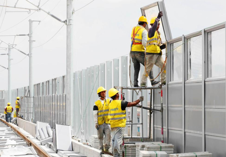 Noise barriers are installed along a railway section in Taizhou, east China's Zhejiang province. (Photo/Liu Zhenqing)