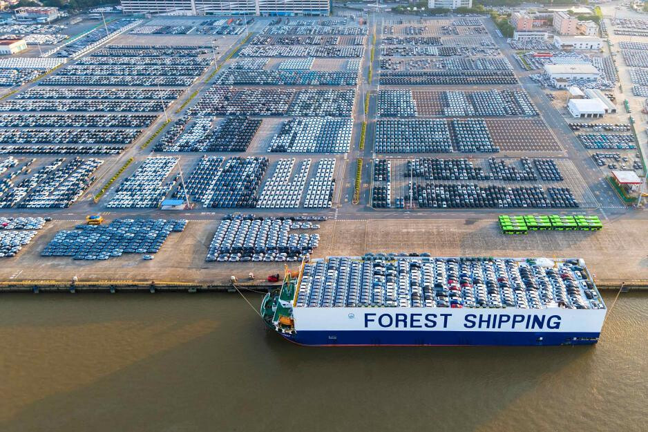 Automobiles are about to be shipped overseas at Nansha automobile terminal of Guangzhou Port in south China's Guangdong province. (Photo/Lyu Huadang)