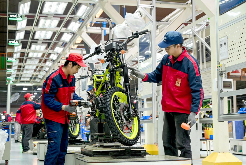 Workers assemble motorcycles for export orders on a smart assembly line of motorcycle manufacturer Shineray in southwest China's Chongqing municipality, Feb. 26, 2026. (Photo/Lei Jian)