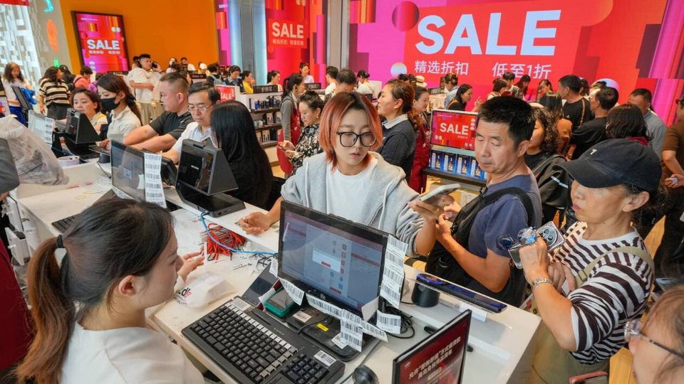 Photo taken on Dec. 18, 2025 shows people shopping in a duty-free mall in Haikou, south China's Hainan province. (Photo/Zhang Mao)