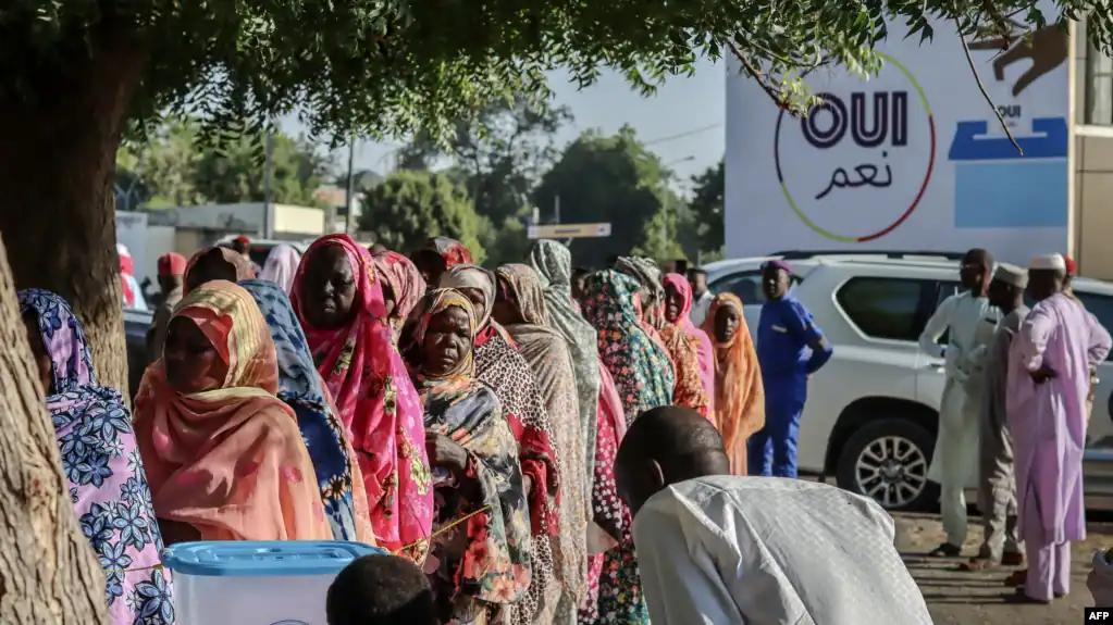 Des femmes font la queue pour voter lors d'un référendum constitutionnel dans un bureau de vote à N'Djamena, au Tchad. Photo : voanews/AFP