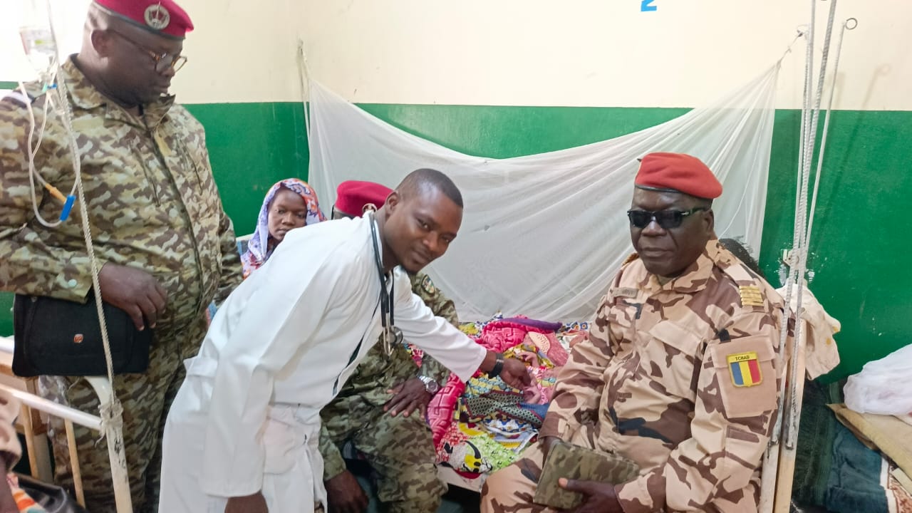 La Force mixte Tchad–RCA vient en aide à Mme Fatimé Atome, mère de triplés abandonnés
