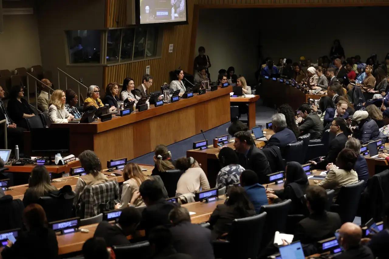 Mme Sima Bahous, secrétaire générale adjointe de l'ONU et directrice exécutive d'ONU Femmes, prononce le discours de clôture de la soixante-dixième session de la Commission de la condition de la femme, au siège de l'ONU, le 19 mars 2026. Photo : ONU Femmes/Ryan Brown.