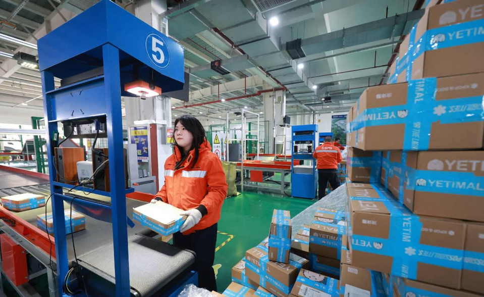 Workers sort parcels for cross-border e-commerce shipments at the Weihai Logistics Park of Shandong Port Land-sea International Logistics Group Co., Ltd. in east China's Shandong province. (Photo/Zhu Chunxiao)