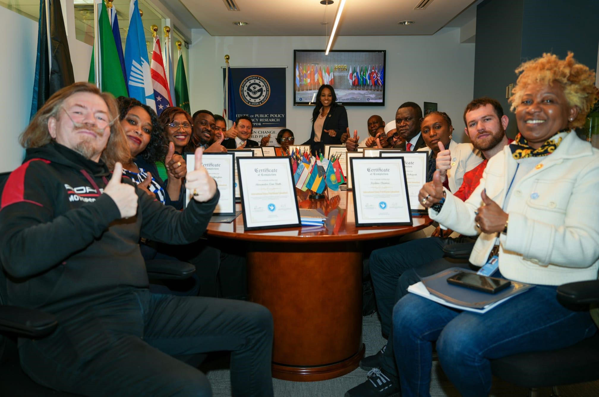 Les participants à la master-class posent avec le Dr Andrise Bass (au centre), fondateur et directeur exécutif de l'IPPDR, et leurs certificats au siège de l'Institut à New York. Photo : IPPDR