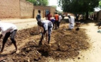 Tchad : Les jeunes du quartier Torodona 2 s’activent à creuser des caniveaux à Am-Timan