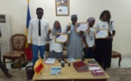 Tchad : les deux candidates du Ouaddaï à Miss Intellect présentent leurs trophées au gouverneur