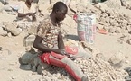Tchad : des enfants concasseurs forgent leur subsistance sur des pierres