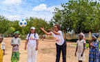 Cameroun : L'UNICEF et Nadine Perrault, une partie de balle pour un avenir meilleur avec les fillettes
