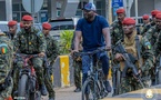 Guinée : Le président Mamadi Doumbouya à vélo dans les rues de Kaloum