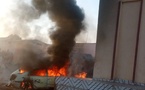 Tchad : une voiture ravagée par les flammes devant la station Kaba à Abéché