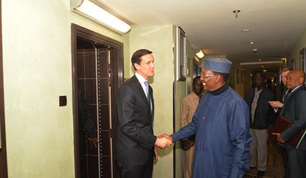 Le conseiller à la sécurité de Trump rencontre Idriss Déby à Paris pour apaiser les tensions