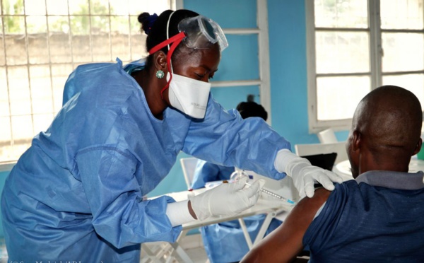 Le tout premier vaccin autorisé contre l’Ebola est de fabrication américaine