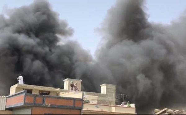 Pakistan : un avion avec une centaine de passagers s'écrase sur des maisons