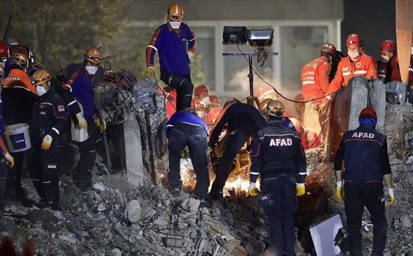 Séisme en Turquie : un nouveau bilan d'au moins 105 morts et 144 blessés