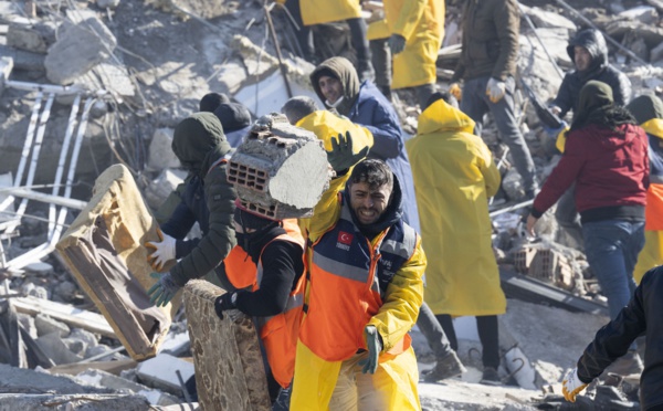 Le secrétaire général de l’OCI visite les villes turques frappées par le tremblement de terre