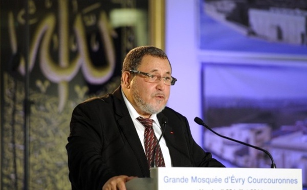 Le Roi du Maroc, Commandeur des Croyants, décore à Paris trois religieux juif, chrétien et musulman