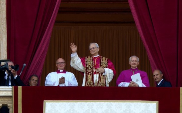 Vatican - Le Cardinal Américain Robert Francis Prevost élu Pape : Il prend le nom de Léon XIV