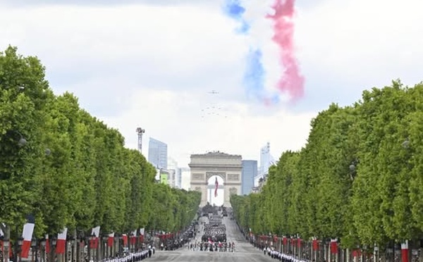 Fête Nationale Française : La Patrouille de France survole les Champs-Élysées à huit, après un incident en mars 2025