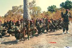 Un commando rebelle s'entraine