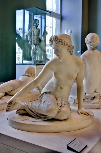 Un voile transparent l'enveloppe Un voile transparent l'enveloppe