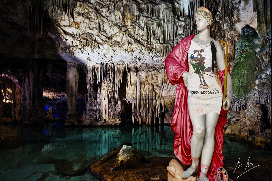 Circé, fière de la réussite de son philtre, vêtue de Jeremy Scott, printemps-été 2019, New York