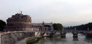Le Tibre s'écoule paresseusement.... Le Tibre s'écoule paresseusement....