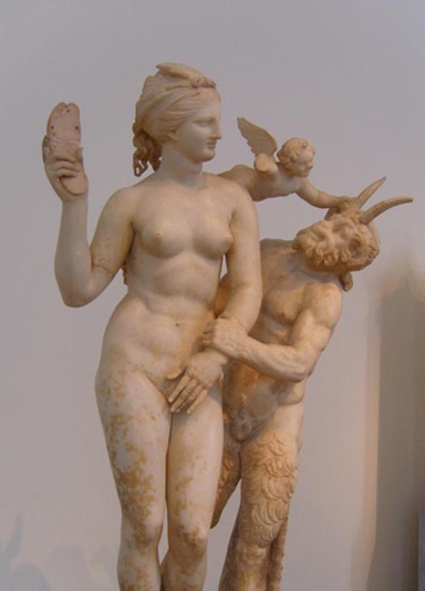 Une sandale et un regard peu effrayants ! Une sandale et un regard peu effrayants !