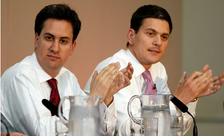 Le duel des frères Milliband amuse la Grande Bretagne