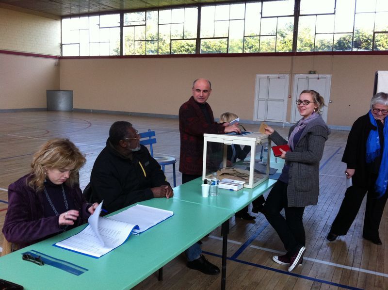 Emma Jeanne vote pour la 1ère fois, à la rescousse d'une participation qui flanche