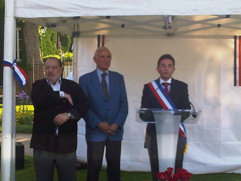 Serge Moatti, Paul Quilès aux cotés de Michel Champredon, dans le jardin François Mitterrand