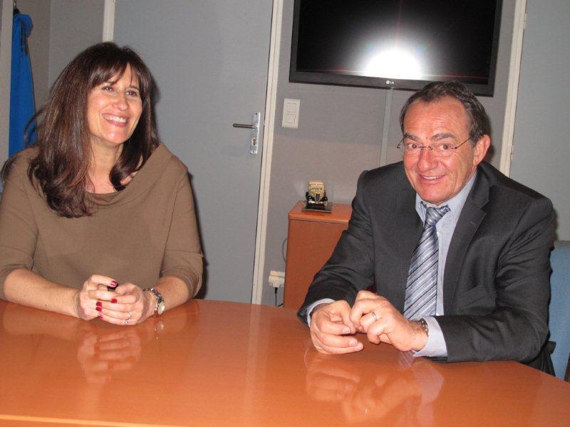 Dans le bureau du maire, la ravissante Catherine Nayl et Jean Pierre Pernaux