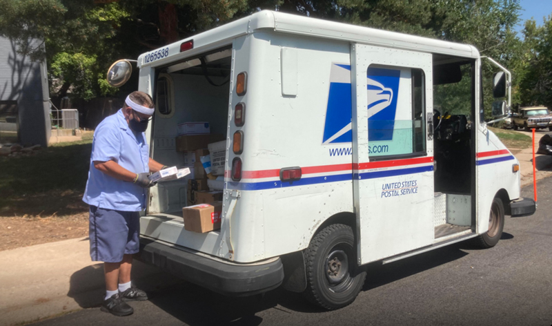 Suppression de crédits, désorganisation des services : Trump s'attaque au service postal pour saboter le vote par correspondance