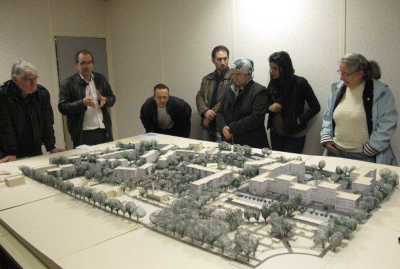 Dans le cadre de la concertation avec les élus, les habitants de Maison Rouge ont fait 100 propositions. Que vont-elles devenir ? La plus importante, celle du gymnase dédié au futsal a été écartée par Priollaud. Sans aucune concertation...