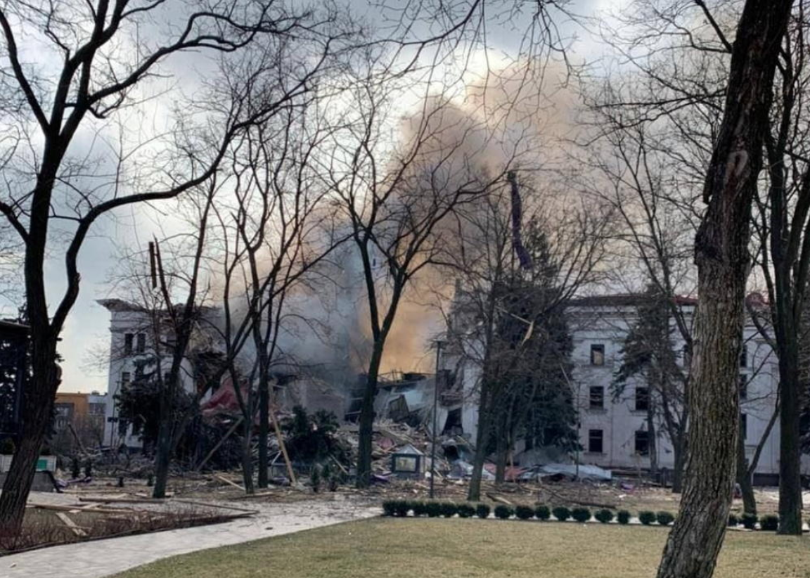 REUTERS / Le Théâtre de Marioupol touché par un bombardement russe, le 16 mars 2022. 800 personnes y avaient trouvé refuge