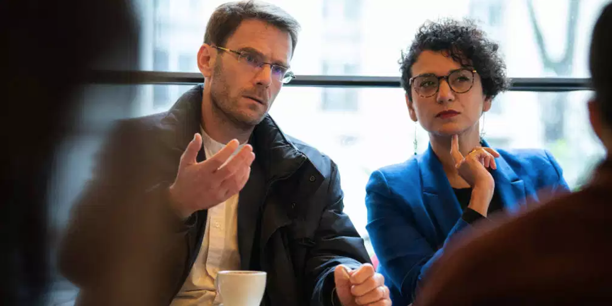 Nicolas Mayer-Rossignol et Lamia El Aaraje lors d’une conférence de presse, dans le 20e arrondissement de Paris, le 10 janvier 2022. (JEANNE ACCORSINI/SIPA