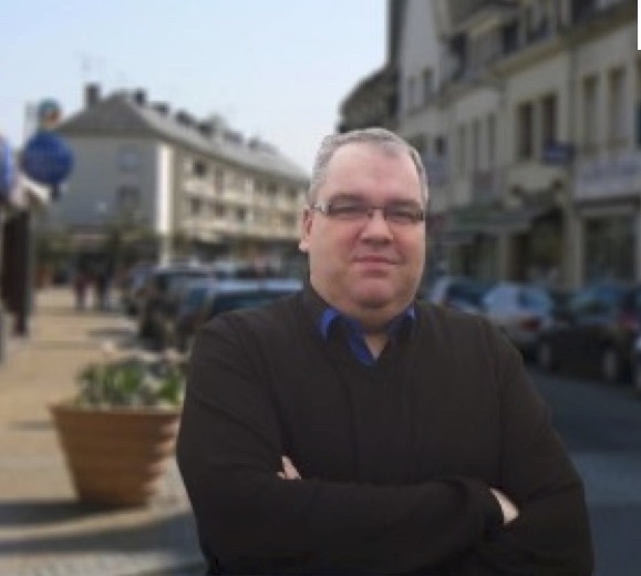 Réponse du maire : Bazire a bien raison d'empocher le cadeau fait par l'Amicale du personnel pour financer son voyage en Hollande.