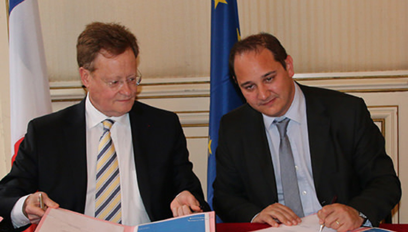 Le maire est tout fier : avec le préfet, il re-signe le Contrat local de sécurité. Ce qui prouve, qu'il le veuille ou non, que le CLSPD existait avant lui !