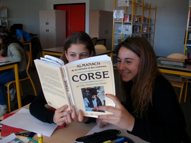 U custume tradiziunale corsu è scuzzese