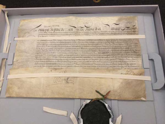 Les lettres patentes du roi Louis XIV confirmant en 1676 l'union du Séminaire de Québec avec le Séminaire des Missions Étrangères des Paris qui existait depuis 1665 (Crédits photo : H. Giguère) Les lettres patentes du roi Louis XIV confirmant en 1676 l'union du Séminaire de Québec avec le Séminaire des Missions Étrangères des Paris qui existait depuis 1665 (Crédits photo : H. Giguère)