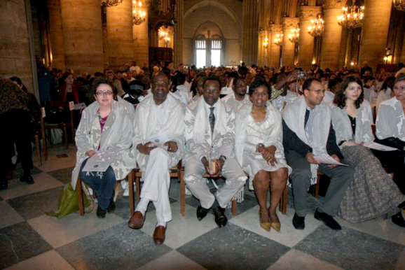 Dimanche "in albis" 19 avril 2009 où les 311 nouveaux baptisés pendant la nuit de Pâques dans le diocèse de Paris ont assisté à la messe célébrée à Notre-Dame de Paris par le cardinal André Vingt-Trois, revêtus de leur vêtement blanc. (Domaine public) Dimanche "in albis" 19 avril 2009 où les 311 nouveaux baptisés pendant la nuit de Pâques dans le diocèse de Paris ont assisté à la messe célébrée à Notre-Dame de Paris par le cardinal André Vingt-Trois, revêtus de leur vêtement blanc. (Domaine public)