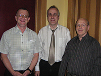 L`abbé Guy Bossé, au centre, lors de son stage pastoral à La Tuque, avec l`abbé Claude Lapointe, curé de Saint-Martin de Tours et monsieur Jacques Lafrenière, gestionnaire du site internet